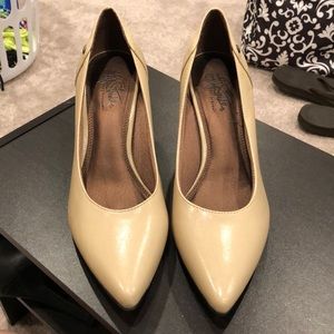 NWOT Nude Heels